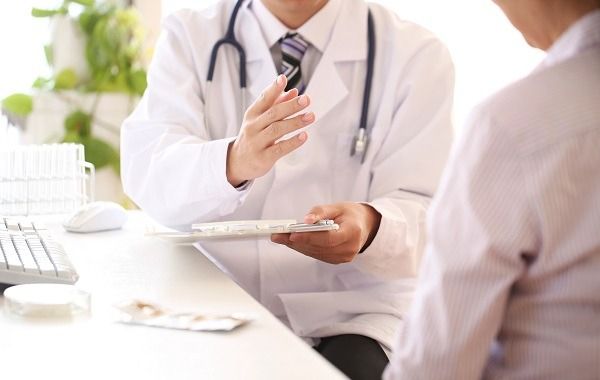 Việc dùng thuốc bôi cần kết hợp với thuốc uống để đạt hiệu quả điều trị trĩ tối ưu