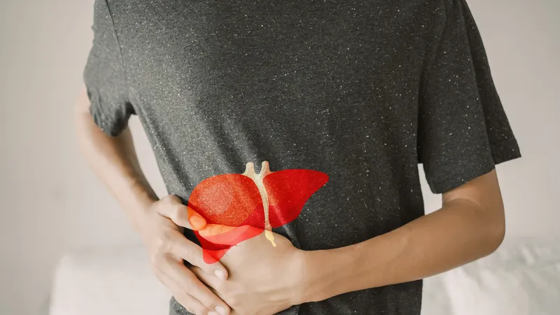 Thăm khám và xét nghiệm định kỳ giúp bác sĩ đưa ra phác đồ điều trị men gan cao hiệu quả