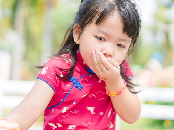 Khi trẻ có dấu hiệu lờ đờ, chân tay lạnh hoặc nôn ói nhiều, cần đưa đi cấp cứu ngay lập tức. 