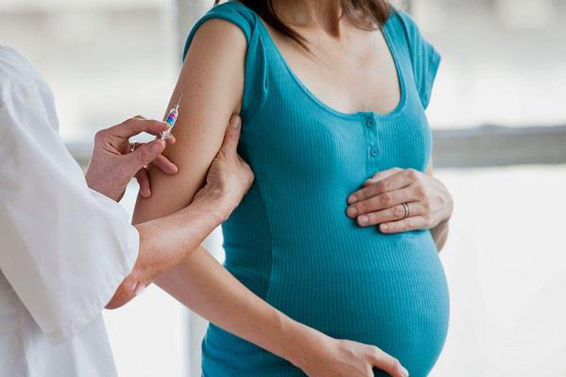 Theo dõi phản ứng sau tiêm tại trung tâm giúp đảm bảo an toàn cho cả mẹ và bé
