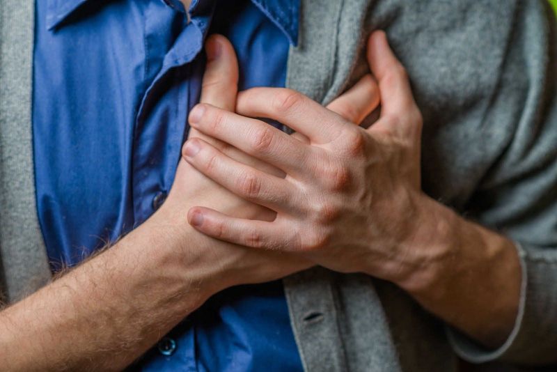 Cơn đau thắt ngực khi gắng sức là tín hiệu cảnh báo quan trọng của bệnh mạch vành 