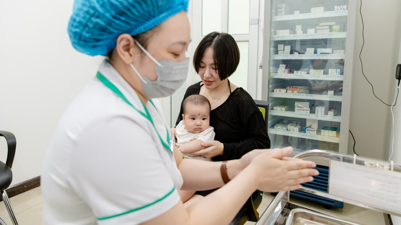 Theo dõi thân nhiệt giúp phụ huynh phát hiện sớm các phản ứng sau khi trẻ tiêm vắc xin.