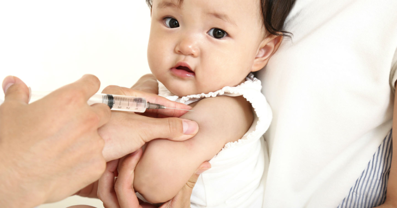 Cần cho trẻ tiêm vaccine đầy đủ để phòng viêm tai giữa cho trẻ