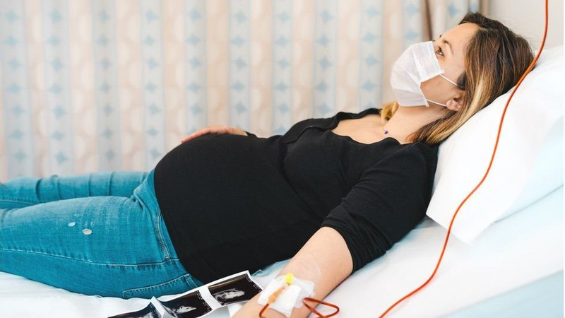 Việc theo dõi sát sao các chỉ số sức khỏe giúp nhận biết sớm các dấu hiệu chuyển nặng ở thai phụ