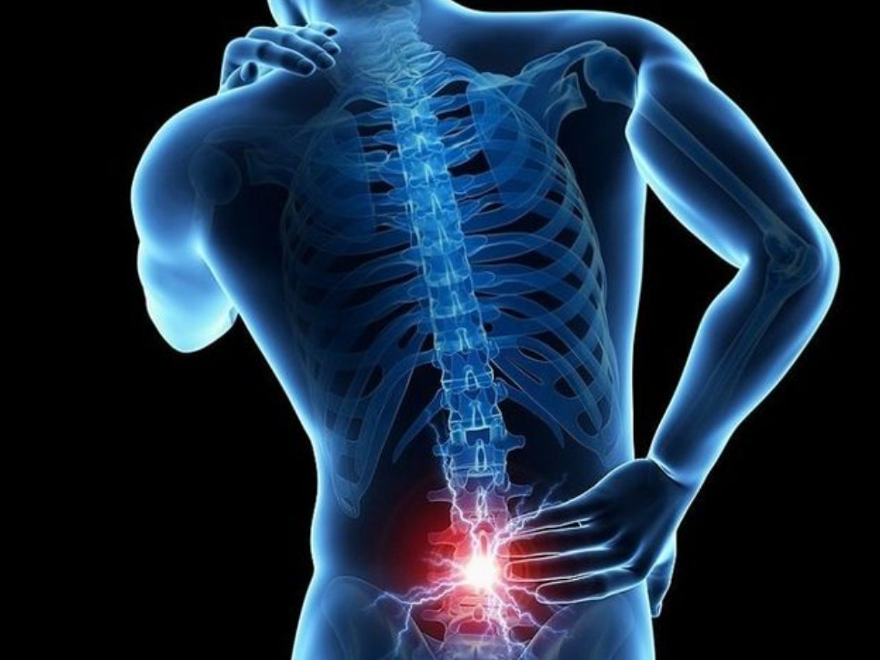 Đau nhức ở cột sống là một trong các triệu chứng của bệnh loãng xương