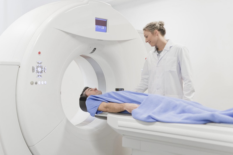 Bác sĩ tiến hành chụp CT não để chẩn đoán bệnh