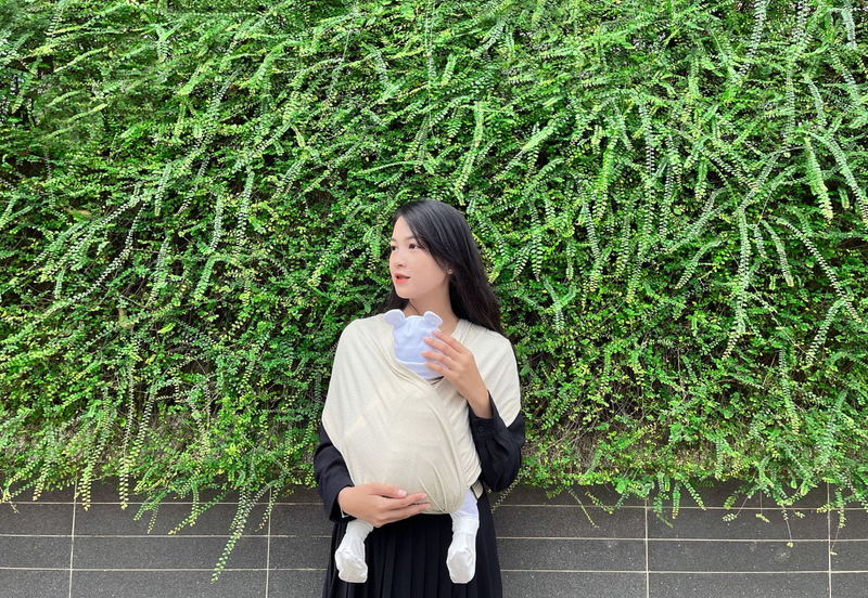 Địu em bé: địu ngồi hay địu trợ lực - chọn loại địu nào tốt hơn?