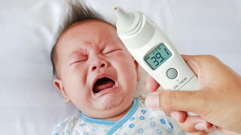 Theo dõi thân nhiệt giúp cha mẹ đánh giá tình trạng sốt của trẻ