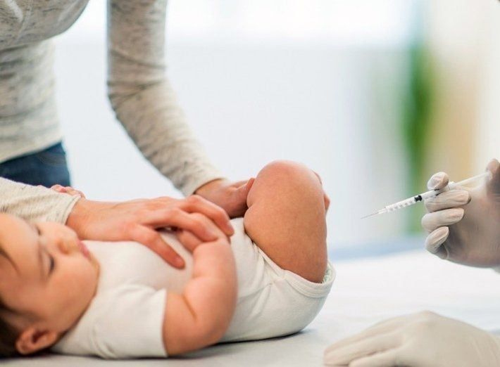 Hình minh họa quá trình chuẩn bị vắc xin cho trẻ tại cơ sở y tế giúp các bạn hiểu rõ vắc xin 5in1 cần tiêm bao nhiêu mũi?