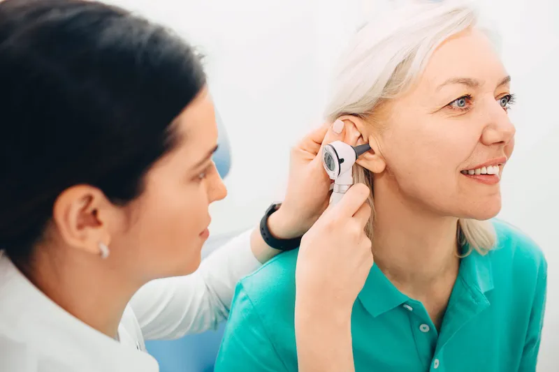Bác sĩ thăm khám tai bằng dụng cụ chuyên khoa giúp phát hiện sớm các tổn thương trong ống tai và màng nhĩ, hỗ trợ chẩn đoán và điều trị kịp thời