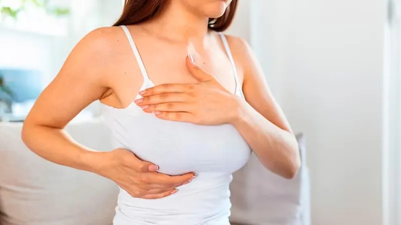 Ngay khi có dấu hiếu bất thường tại tuyến vú hãy đến kiểm tra sức khoẻ để được bác sĩ thăm khám kịp thời