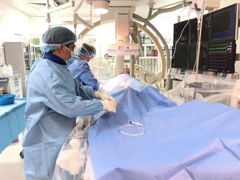 Người bệnh cần thường xuyên theo dõi các triệu chứng và chỉ số huyết áp tại nhà