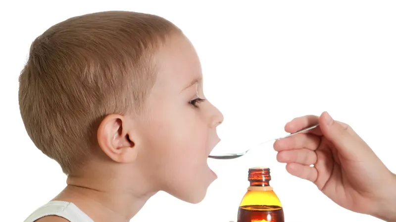Nên hòa tan bột thuốc Biolac với nước nguội hoặc sữa ấm cho trẻ nhỏ dễ uống