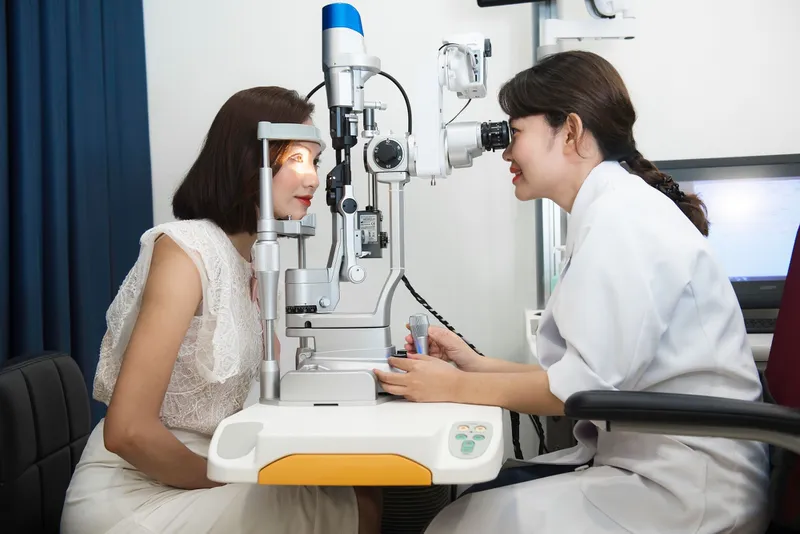 Giác mạc là lớp mô trong suốt nằm ở phía trước nhãn cầu và đóng vai trò bảo vệ mắt