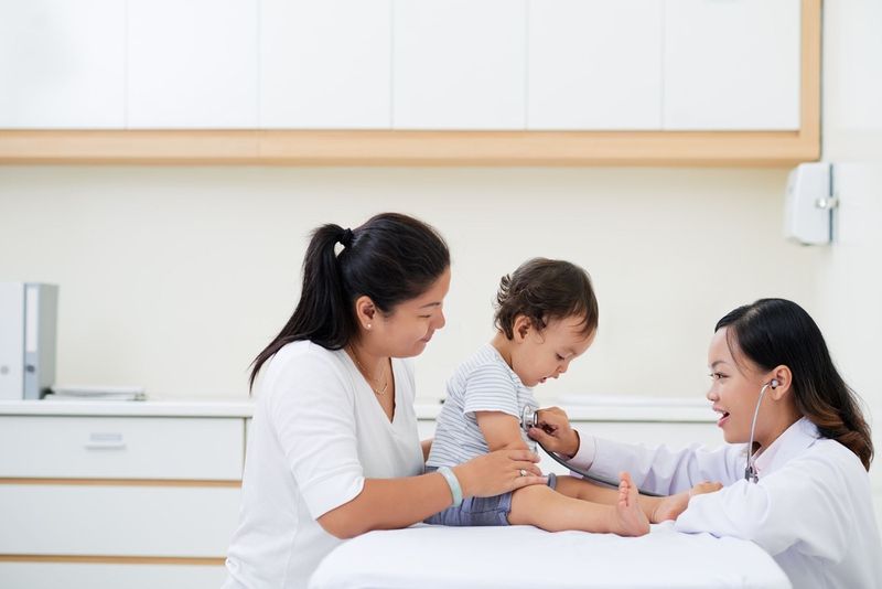 Đưa trẻ đi khám giúp xác định chính xác tình trạng bệnh và phòng ngừa biến chứng xuống phổi 