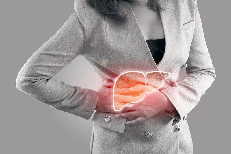 Đau bụng bên phải thường xuyên cũng là dấu hiệu ung thư gan