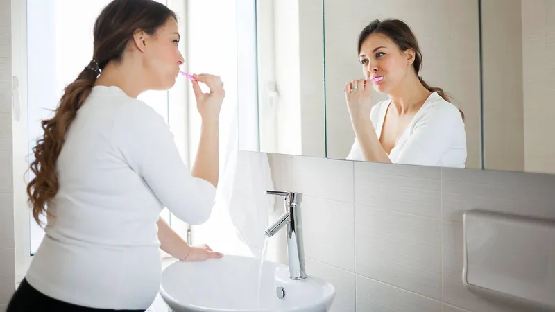 Đánh răng đúng cách và đều đặn mỗi ngày là thói quen quan trọng giúp bảo vệ nướu răng và phòng ngừa chảy máu nướu hiệu quả