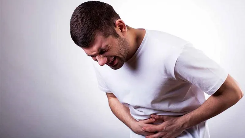Cơn đau bụng vùng thượng vị và bụng dưới kéo dài là dấu hiệu cảnh báo tình trạng xâm lấn nghiêm trọng.