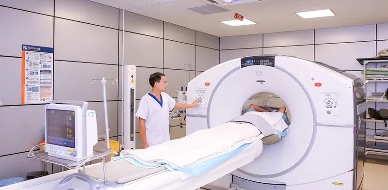 Hệ thống chụp cắt lớp vi tính (CT Scan) cung cấp hình ảnh cắt ngang chi tiết của u phổi