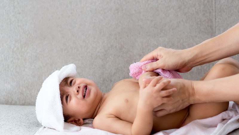 Lau mát bằng nước ấm là biện pháp đơn giản giúp hỗ trợ hạ thân nhiệt cho trẻ khi bị sốt tại nhà.