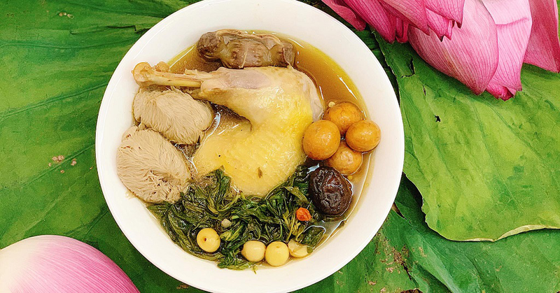 Trứng gà ngải cứu được coi là bài thuốc dân gian giúp hỗ trợ khí huyết và làm ấm tử cung cho phụ nữ
