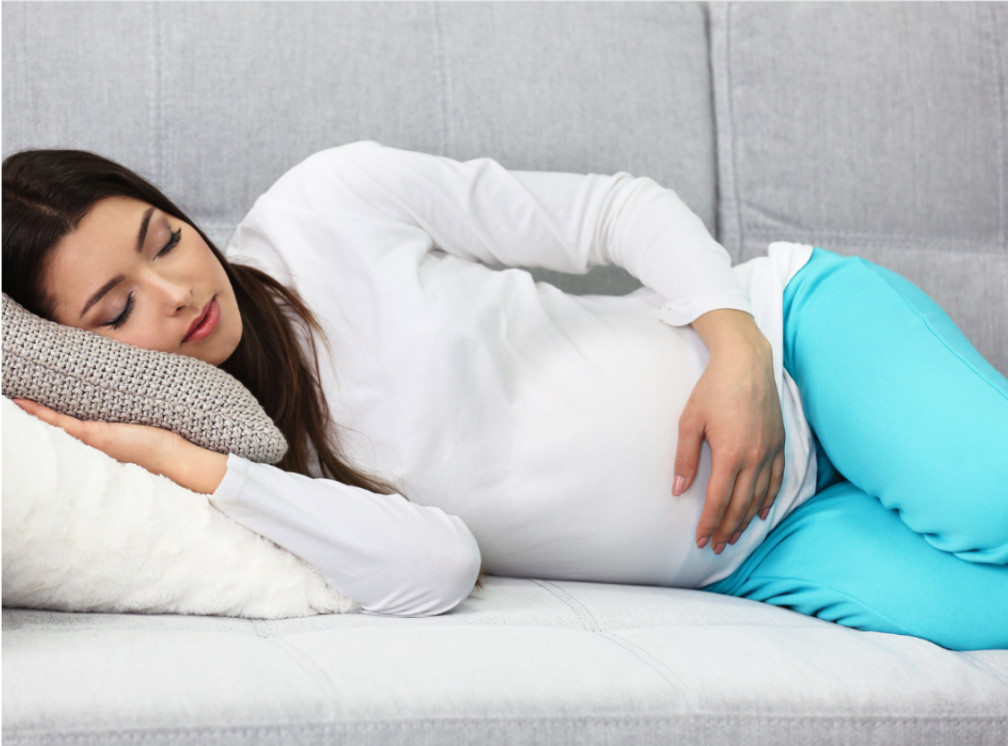 Mẹ có thể nằm nghiêng khi ngủ để tránh gây ảnh hưởng đến thai nhi