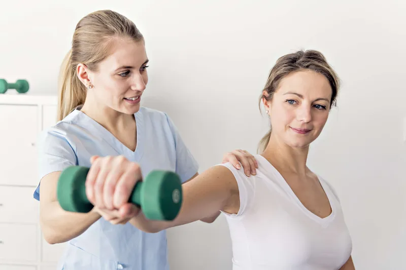 Trang bị bảo hộ vai và tăng cường cơ bắp vùng vai giúp giảm thiểu nguy cơ trật khớp cùng đòn khi vận động 