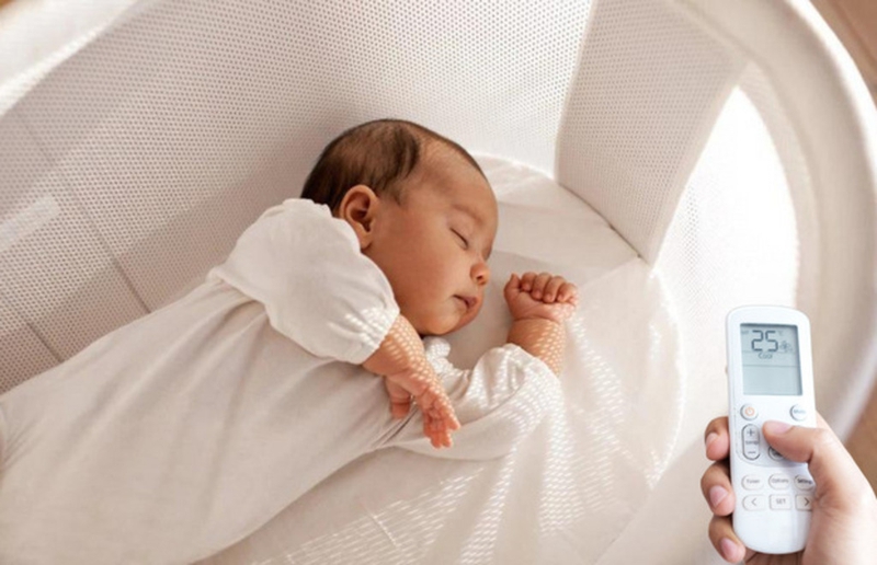 Giữ cho phòng ngủ của bé luôn thông thoáng, duy trì nhiệt độ điều hòa ở mức 24 - 26°C giúp ngăn ngừa nguy cơ quá tải nhiệt