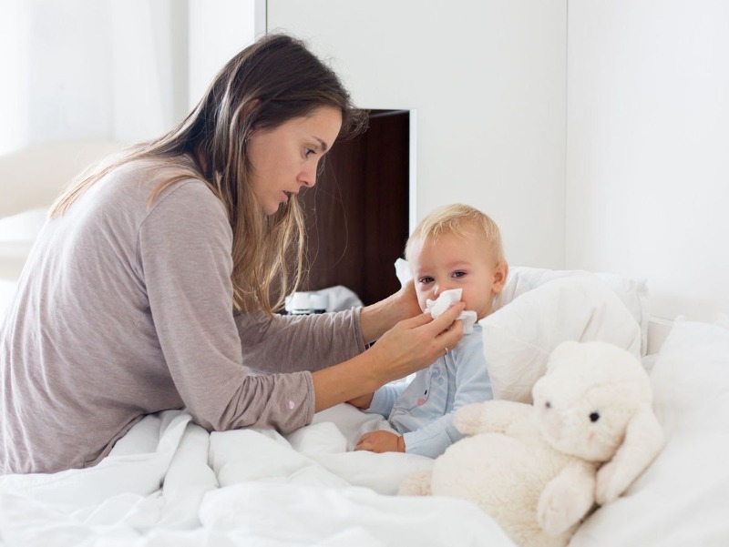Vệ sinh mũi bằng nước muối sinh lý giúp làm sạch dịch nhầy và hỗ trợ trẻ thở dễ dàng hơn