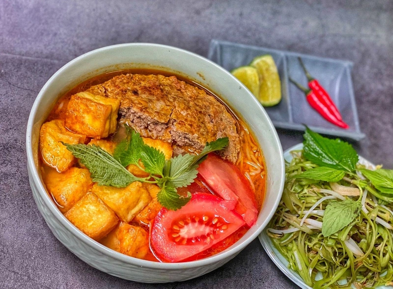 Sau sinh ăn bún riêu cua được không?