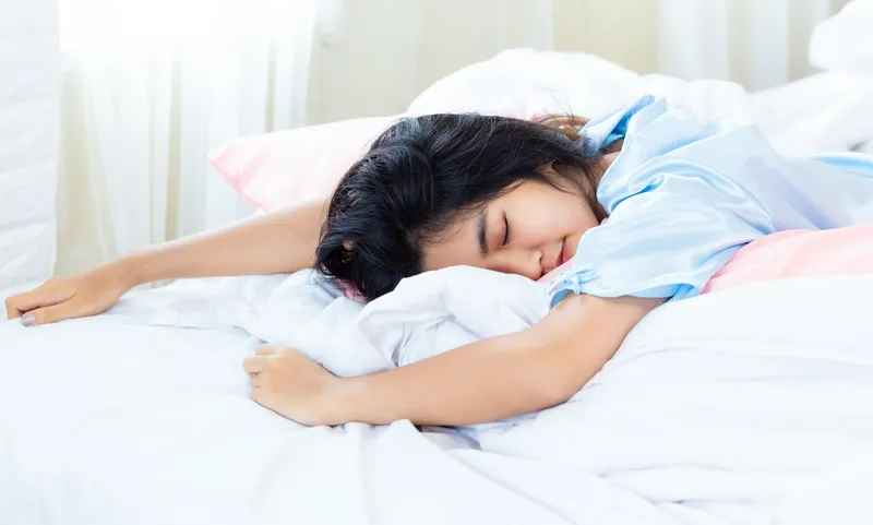 Tư thế nằm nghiêng trái giúp giảm áp lực lên tĩnh mạch và hỗ trợ lưu thông máu cho người bệnh trĩ 