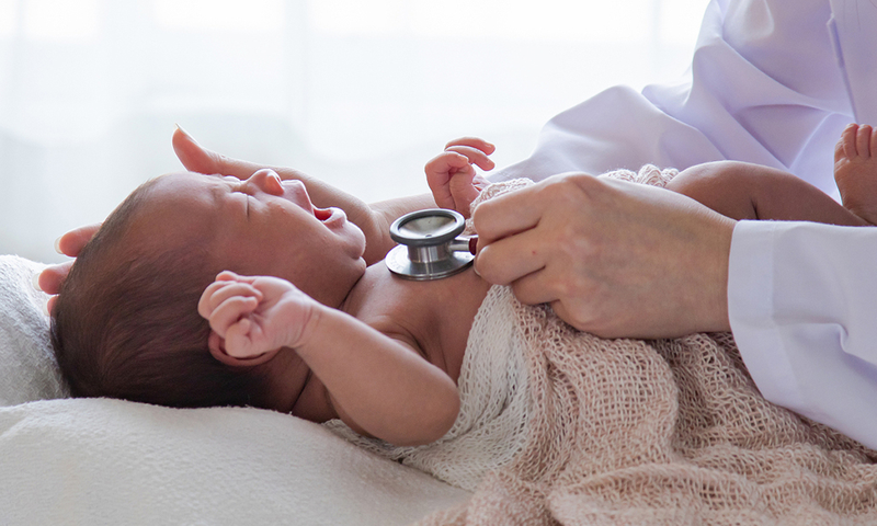Việc thăm khám và sàng lọc định kỳ giúp cha mẹ chủ động nắm bắt sức khỏe của con yêu 