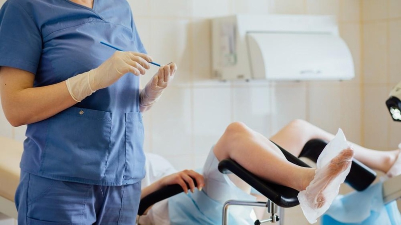 Thăm khám bác sĩ phụ khoa giúp xác định chính xác nguyên nhân xuất huyết âm đạo bất thường