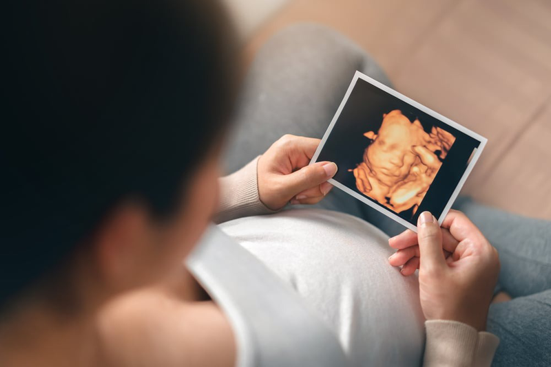 Sử dụng các thiết bị hỗ trợ theo dõi sức khỏe và thực hiện đúng lộ trình thăm khám giúp mẹ bầu quản lý thai kỳ hiệu quả và giảm bớt lo âu - Theo dõi thai kỳ