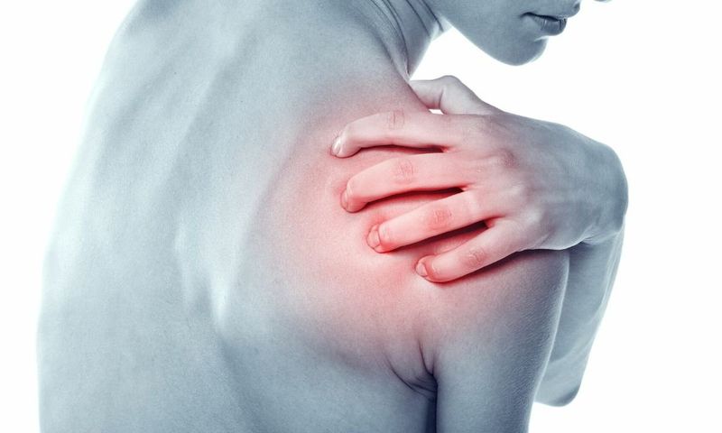 Hình ảnh minh họa các nguyên nhân phổ biến gây trật khớp vai như té ngã, va chạm thể thao và tai nạn giao thông