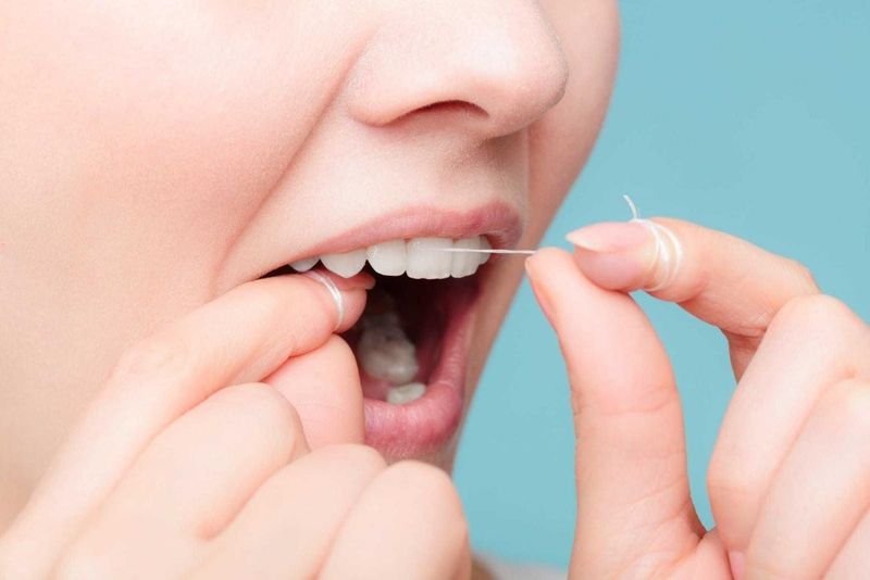 Mảng bám vi khuẩn tích tụ lâu ngày có thể khiến chân răng bị sưng