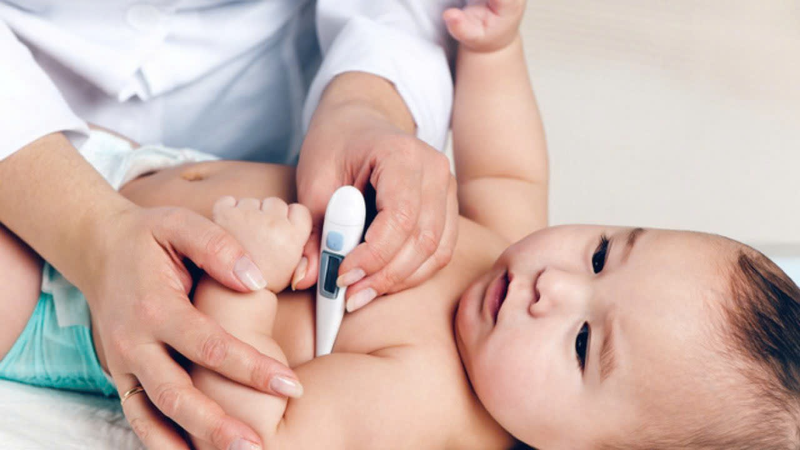 Cần đưa trẻ đi khám nếu sốt cao hoặc kéo dài bất thường 