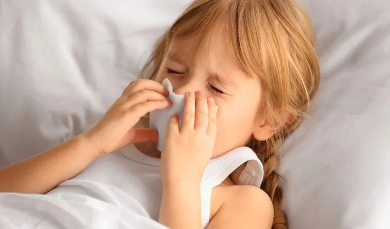 Vệ sinh mũi bằng nước muối sinh lý là bước quan trọng nhất khi trẻ bị sổ mũi 