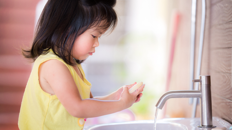 Làn da của trẻ nhỏ rất mỏng, tuyệt đối không cạo gió, đánh cảm bằng vật cứng