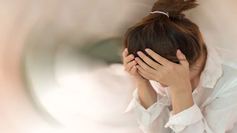 Choáng váng có thể khiến người bệnh cảm thấy mất thăng bằng hoặc lâng lâng