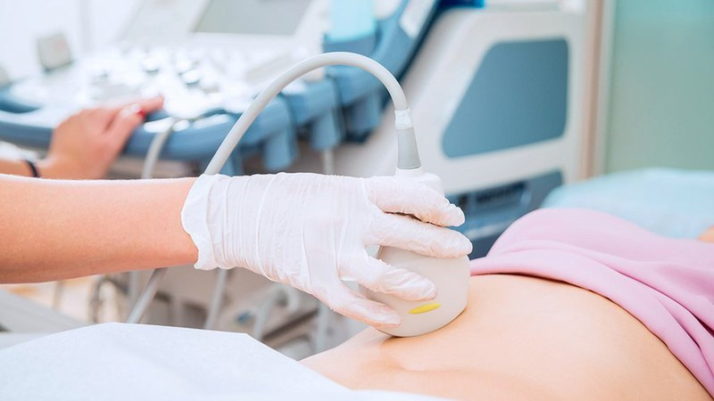 Việc thăm khám chuyên khoa giúp bác sĩ đánh giá chính xác tình trạng sức khỏe của thai nhi và đưa ra những tư vấn kịp thời nhất cho mẹ bầu
