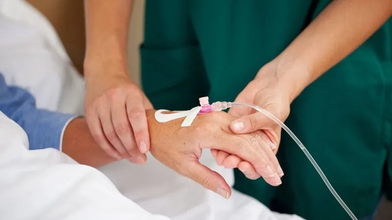 Chỉ truyền dịch khi có sự thăm khám, chỉ định và giám sát trực tiếp của nhân viên y tế