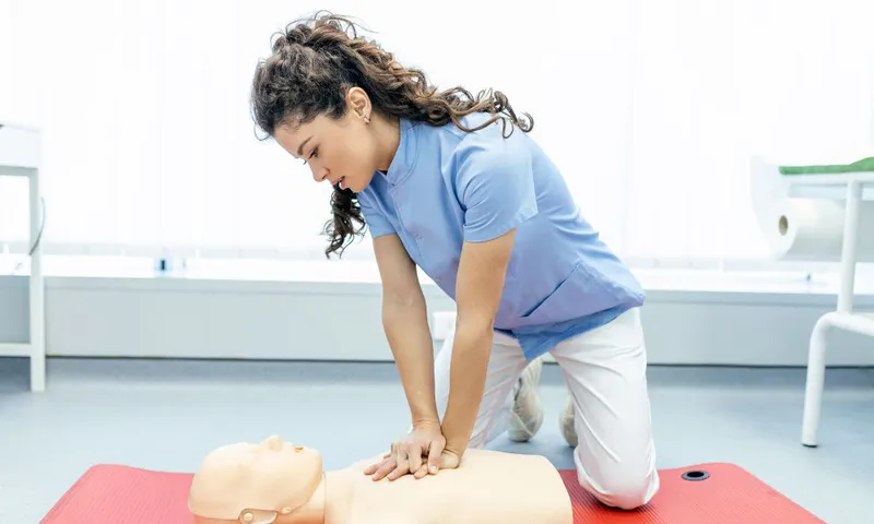 Kỹ thuật ép tim đúng cách giúp duy trì dòng máu nuôi não trong thời gian vàng