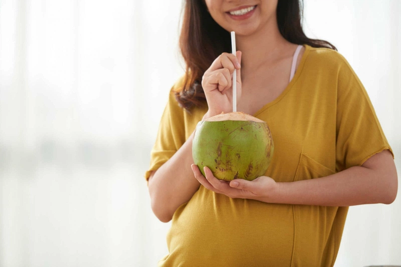 Chế độ ăn nhiều hoa quả mọng nước và nước dừa tươi giúp mẹ bầu bù nước, điện giải tự nhiên