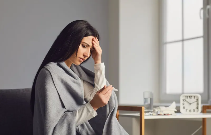 Sốt cao có thể khiến cơ thể mệt mỏi, đau đầu và giảm năng lượng trong sinh hoạt hằng ngày.
