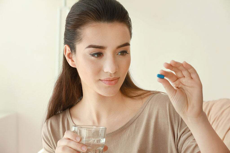 Uống thuốc ngay sau khi vừa cho con bú xong giúp giảm thiểu tối đa nồng độ thuốc khuếch tán vào cữ sữa tiếp theo 