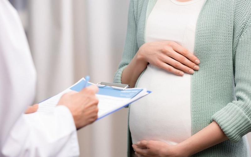 Mẹ bầu cần tuân thủ lịch khám định kỳ để bác sĩ theo dõi sát sao vị trí ngôi thai 