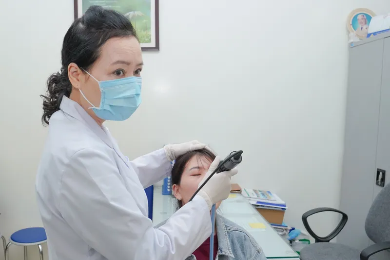 Thay đổi giọng nói và khàn tiếng kéo dài là dấu hiệu điển hình của liệt dây thanh quản 