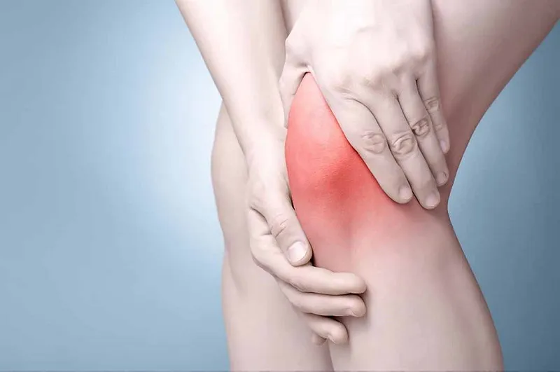 Chườm lạnh là một biện pháp thường được áp dụng trong giai đoạn đầu để giảm sưng và giảm đau cổ chân sau chấn thương