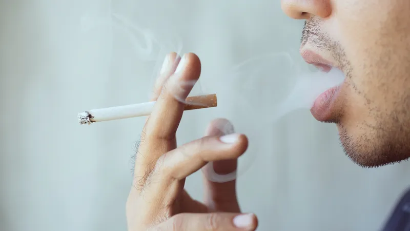 Người bị viêm họng hạt thường có cảm giác vướng họng, ho khan kéo dài và phải khạc nhổ thường xuyên.
